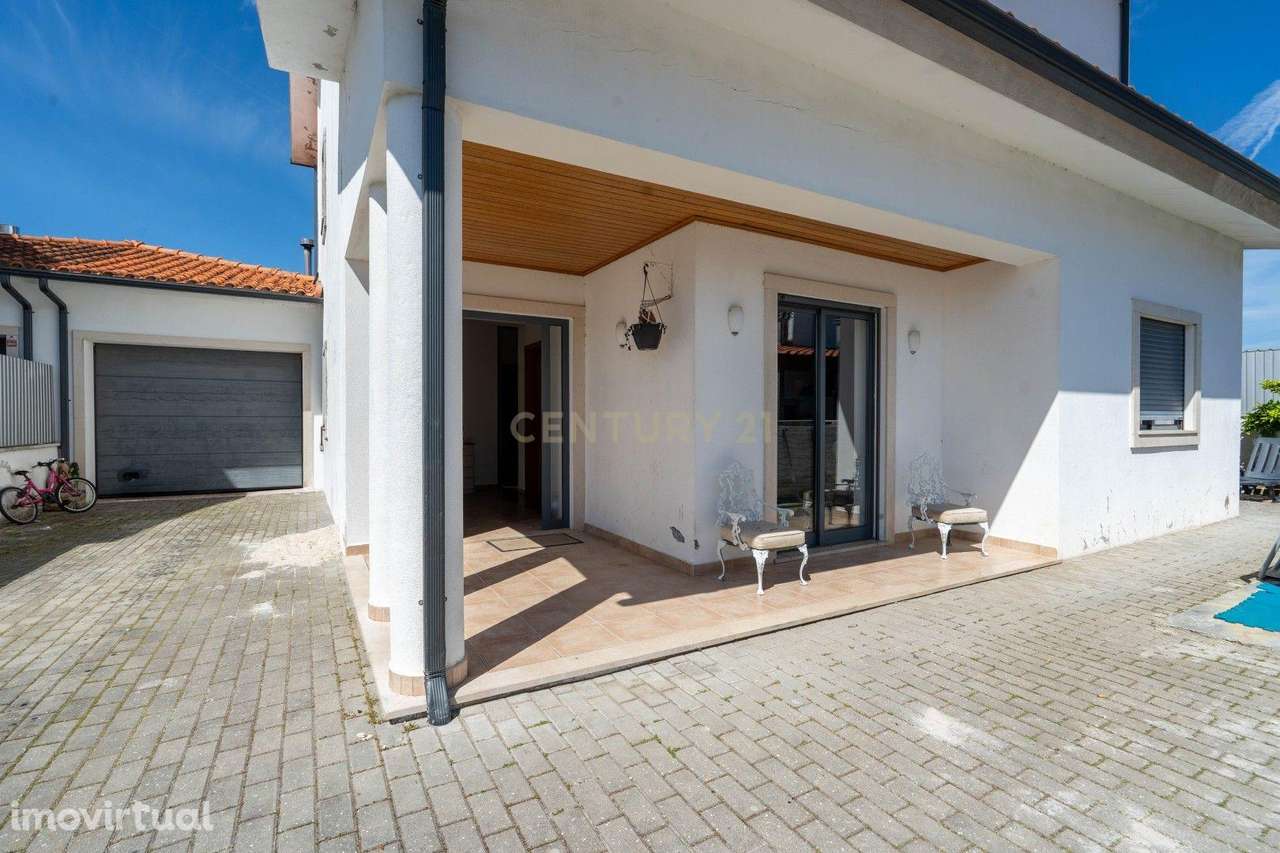 Moradia T4 com Garagem, Sótão e Excelente Exposição Solar - Grande imagem: 3/42