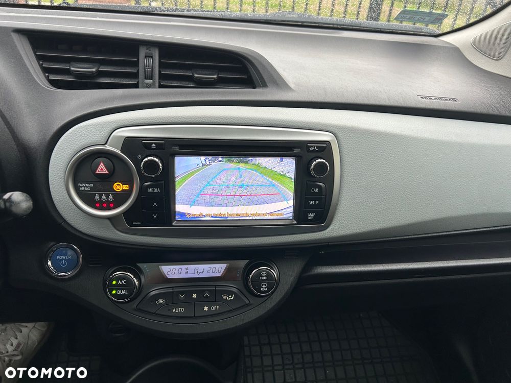 Toyota Yaris Hybrid 100 Sol - 11