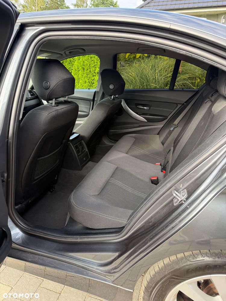 BMW Seria 3 320d Efficient Dynamics - 12