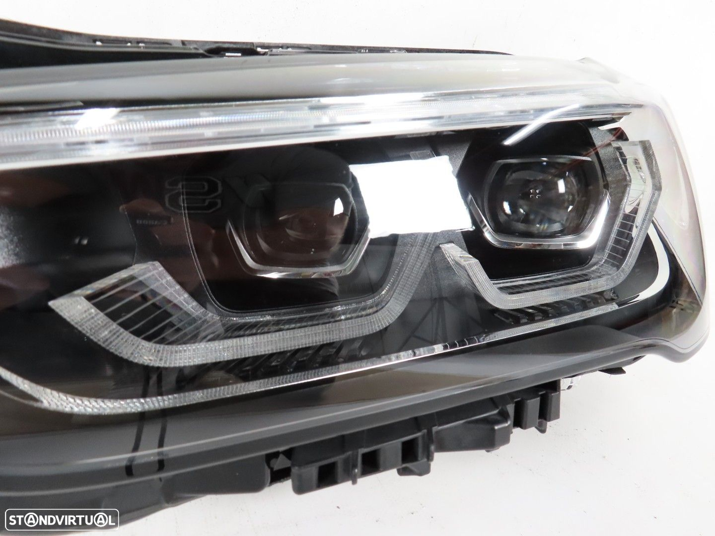 Farol Led LCI Esquerdo Seminovo/ Original BMW X1 (F48) 63115A01171 / 63119477811 - 3