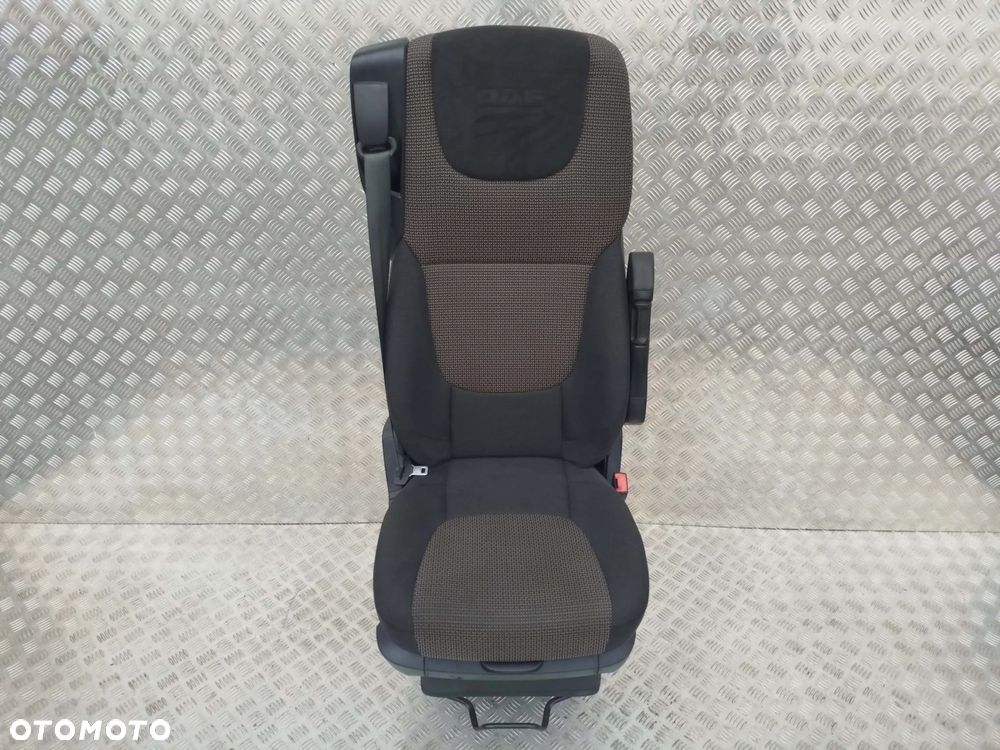 FOTEL PASAŻERA SZTYWNY DAF XF 106 - 1