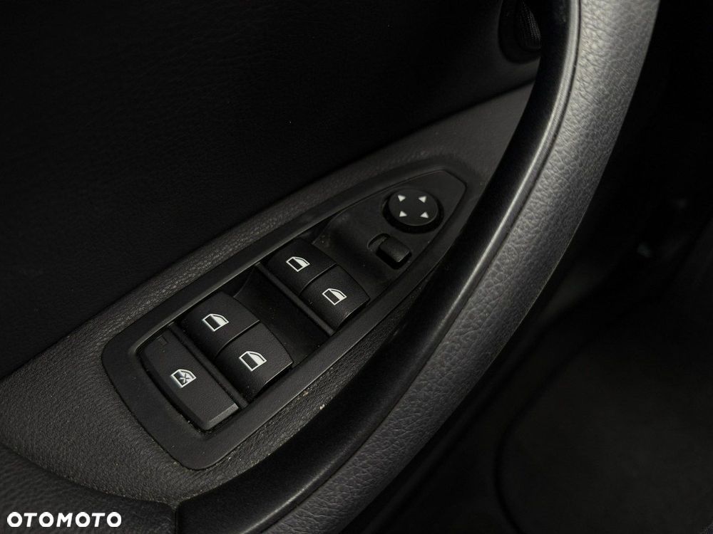 BMW X1 sDrive18i Business Edition - 34