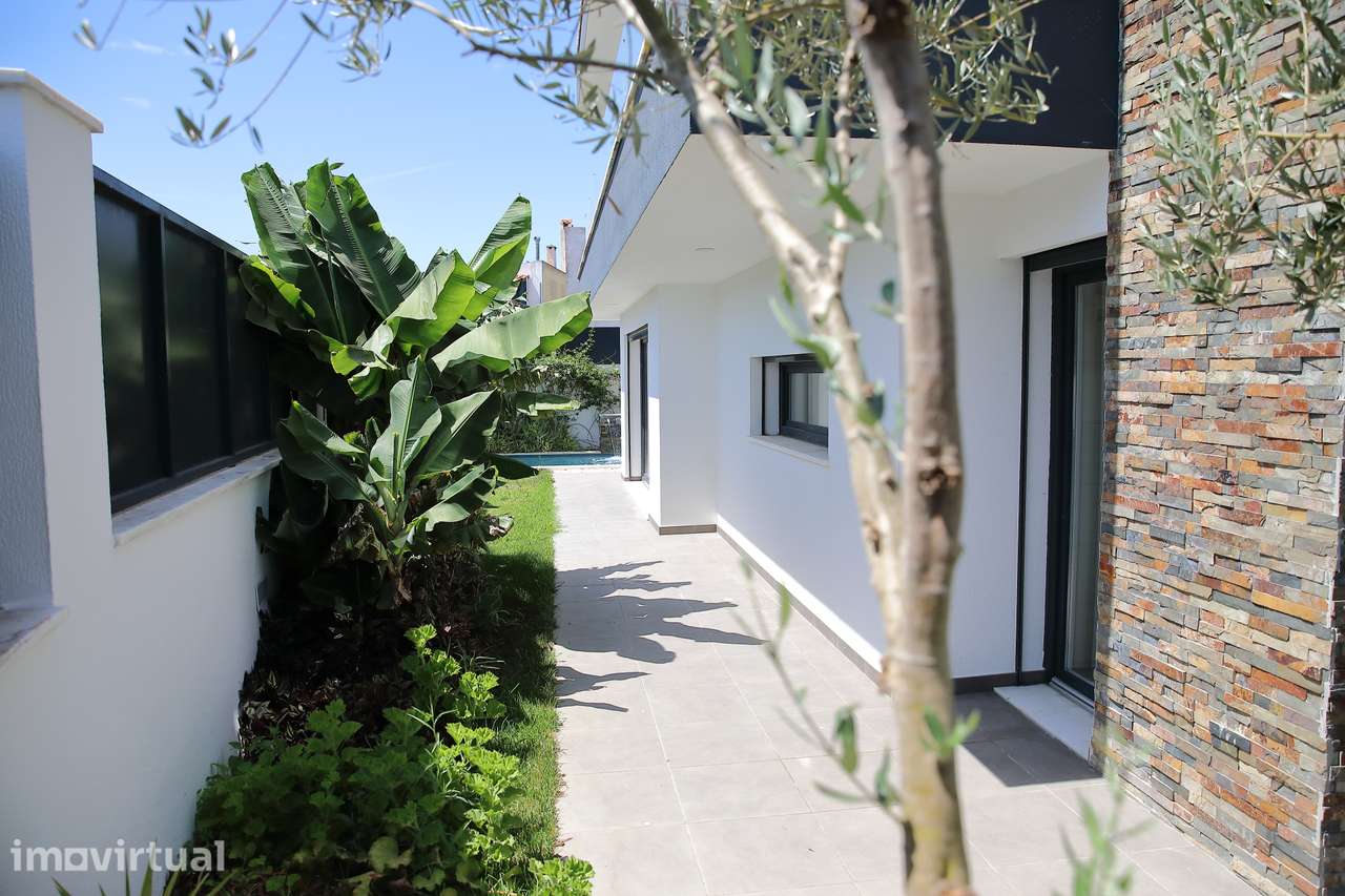 Moradia T5+1 Contemporânea com Piscina | São Domingos de Rana - Grande imagem: 3/28