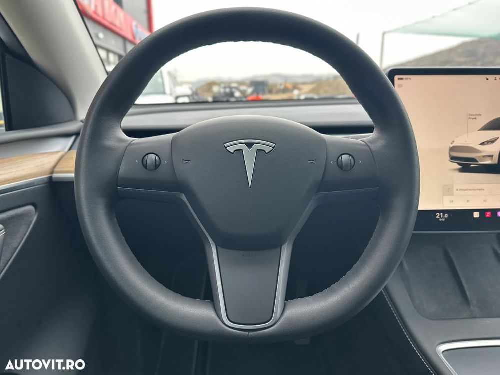Tesla Model Y - 15