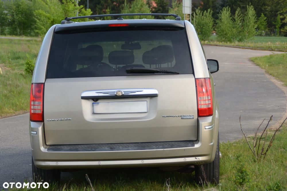 Chrysler Town & Country - 3