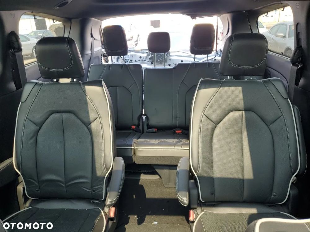 Chrysler Pacifica - 11