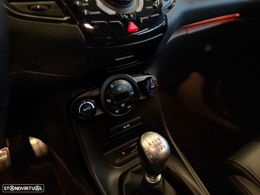 Ford Fiesta 1.6 EcoBoost c/ Pack Pele Desportiva ST - 26
