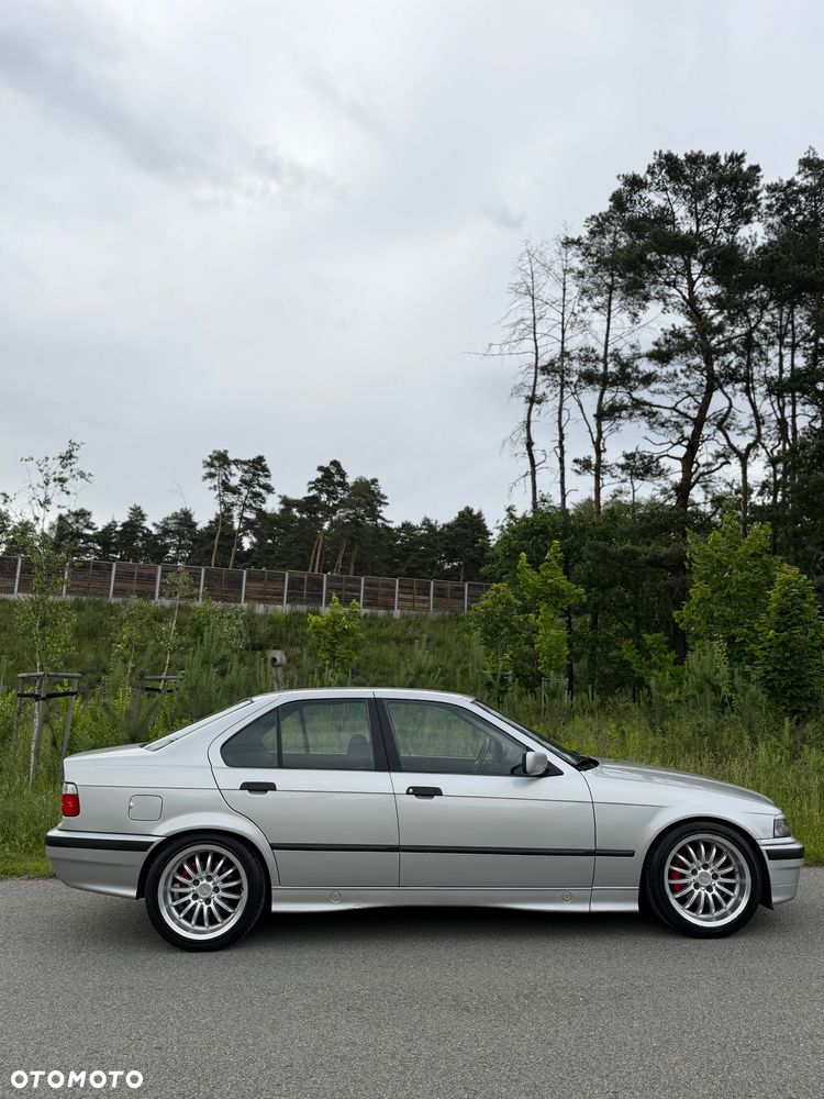 BMW Seria 3 320i - 32