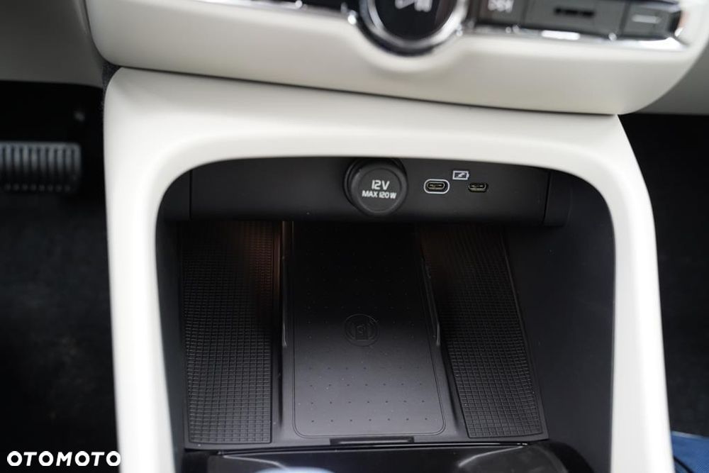 Volvo XC 40 B3 Plus Dark - 21