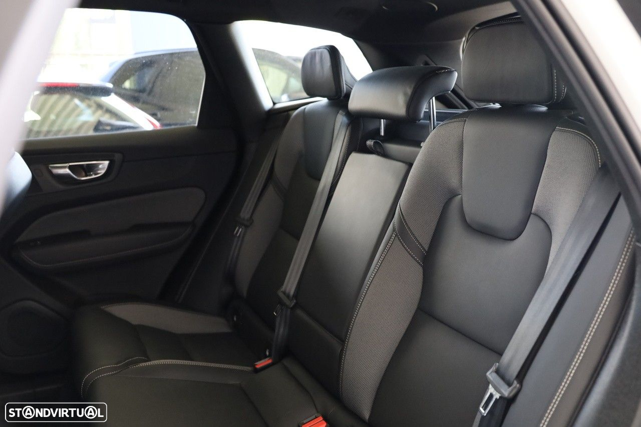Volvo XC 60 2.0 B4 Plus Dark - 7