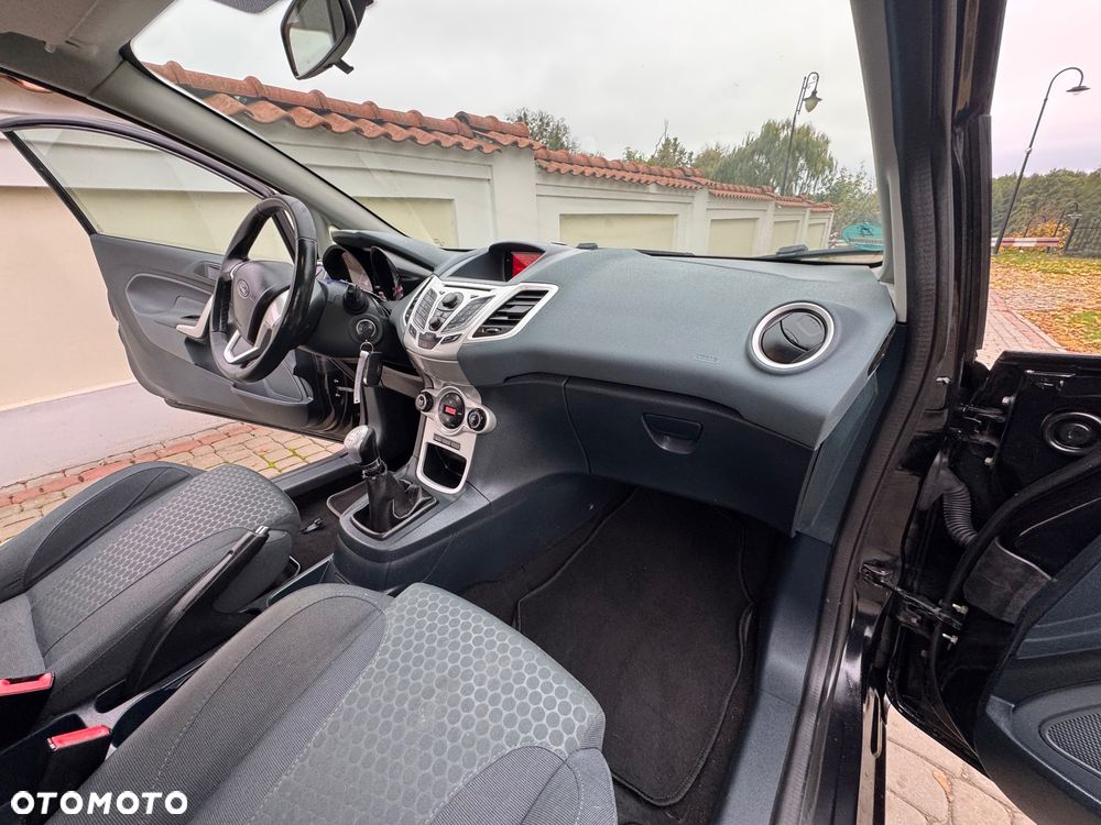 Ford Fiesta - 25