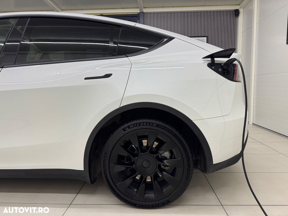 Tesla Model Y Long Range Dual Motor AWD - 12