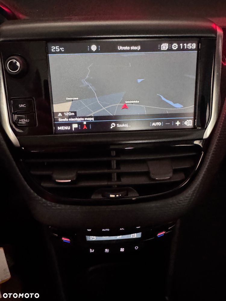Peugeot 2008 1.2 Pure Tech Allure S&S - 17
