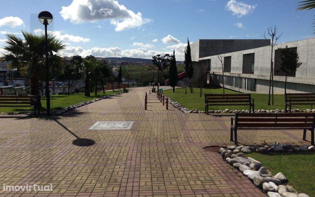 Oportunidade Estratégica de Investimento: Prédio de 2 Pisos na Amadora - Grande imagem: 4/14