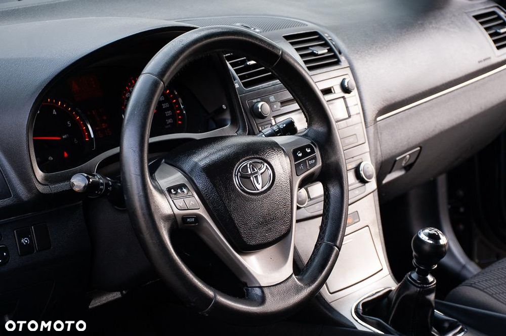 Toyota Avensis 2.2 D-4D X - 26