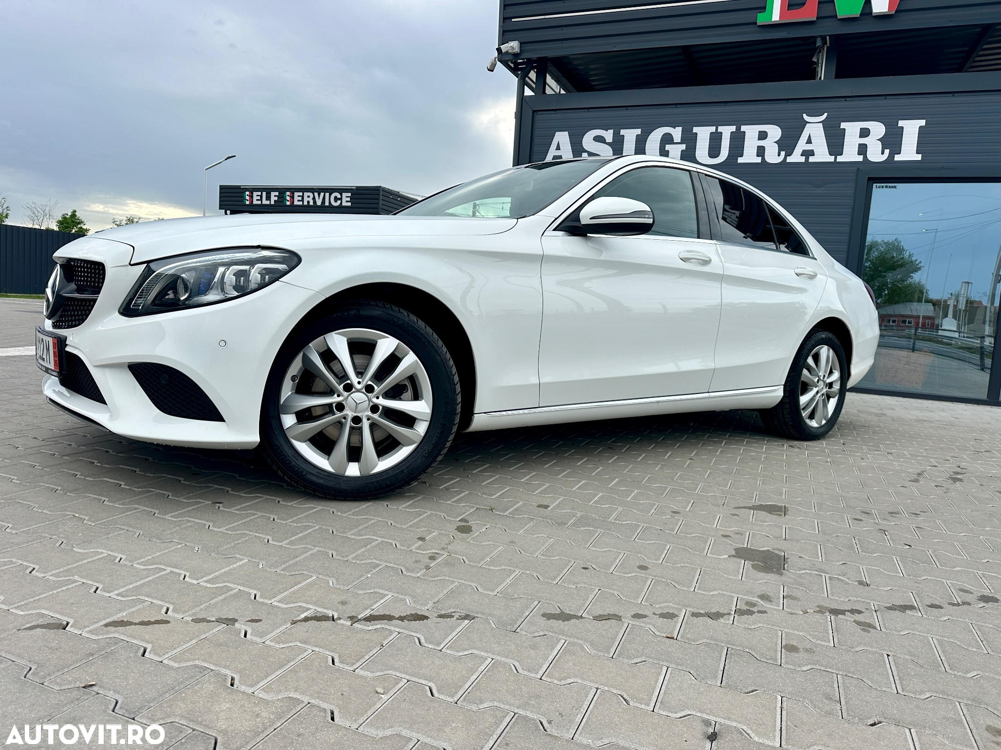 Mercedes-Benz C 220 d 4Matic T 9G-TRONIC AMG Line - 13