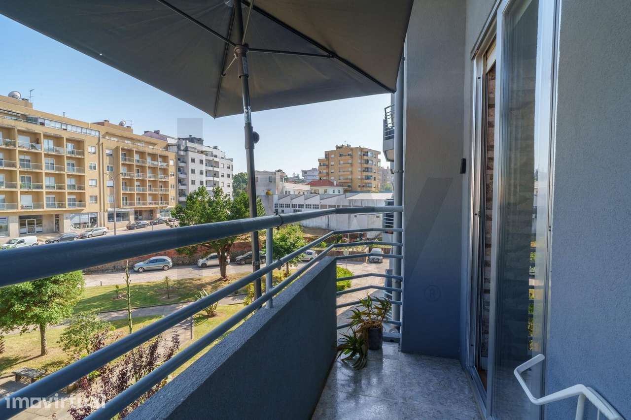 Apartamento T3 renovado com garagem fechada em São João da Madeira - Grande imagem: 3/32