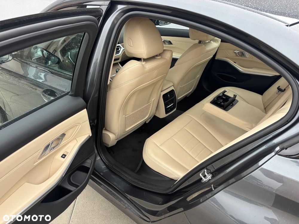 BMW Seria 3 318d Sport Line - 9