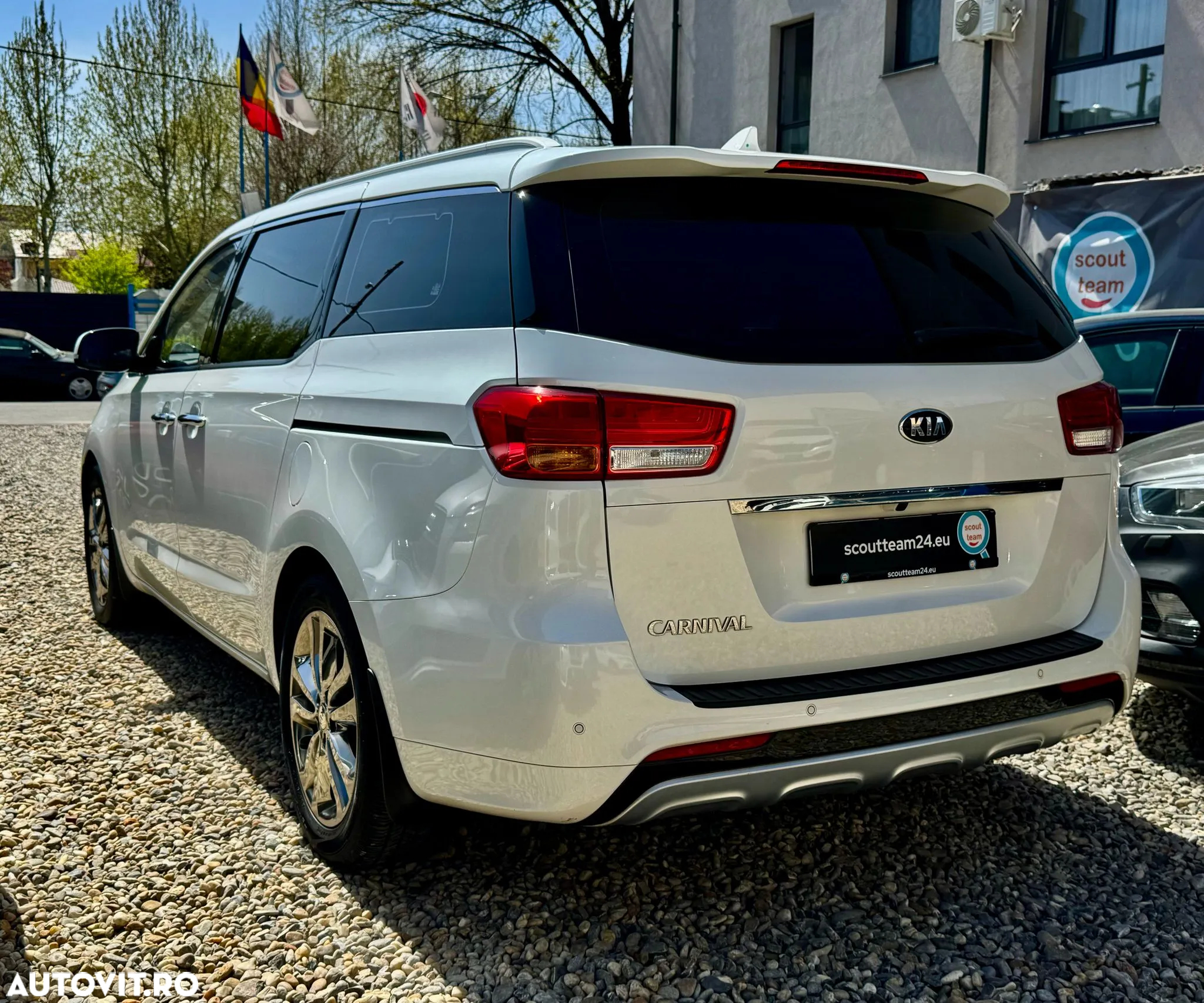 Kia Carnival - 2