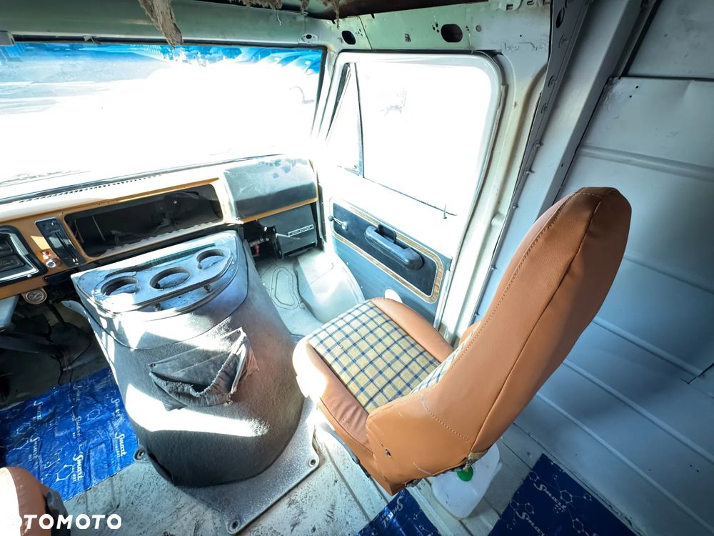 Ford ECONOLINE 300 V8 - 13