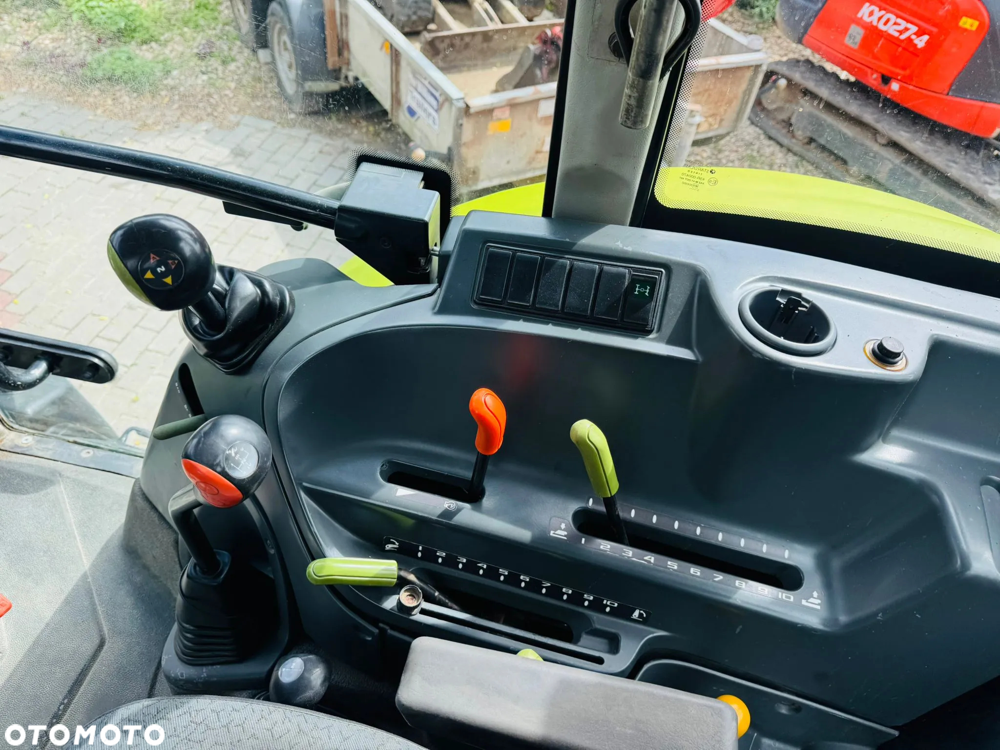 Claas Axos 330 - 9