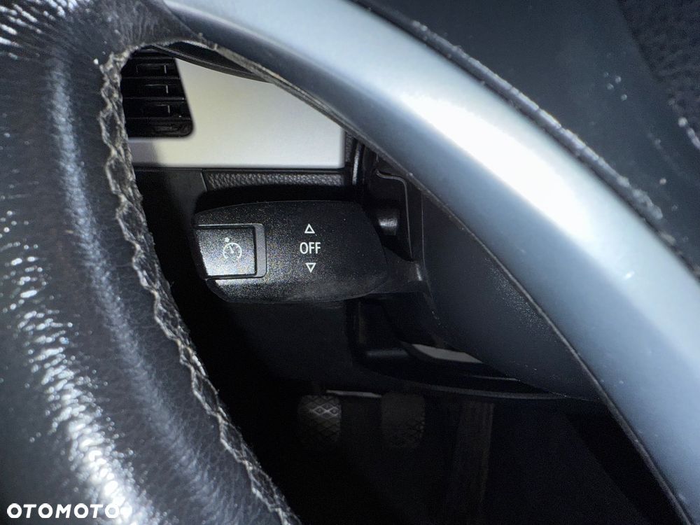 BMW Seria 3 318i Touring - 14