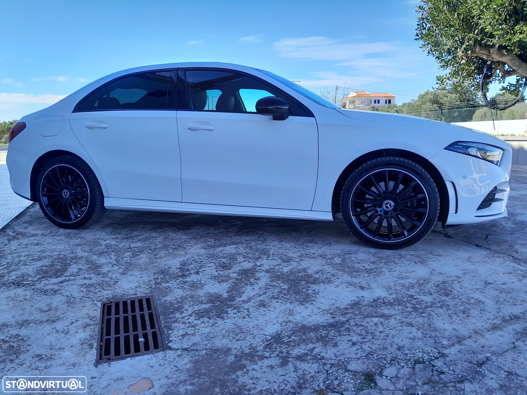Mercedes-Benz A 250 Limousine e AMG Line - 3