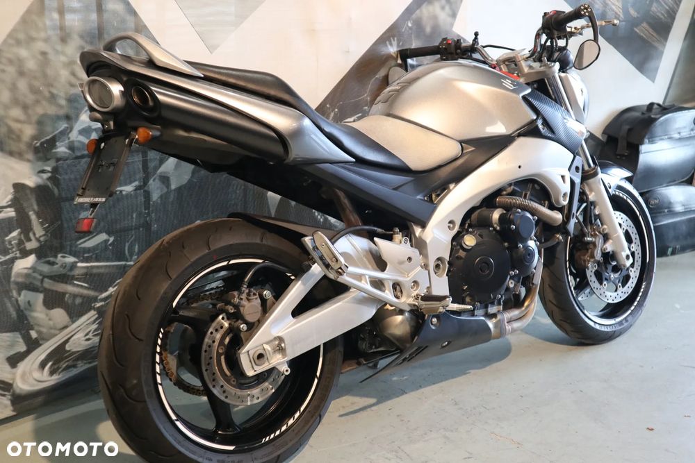 Suzuki GSR - 17