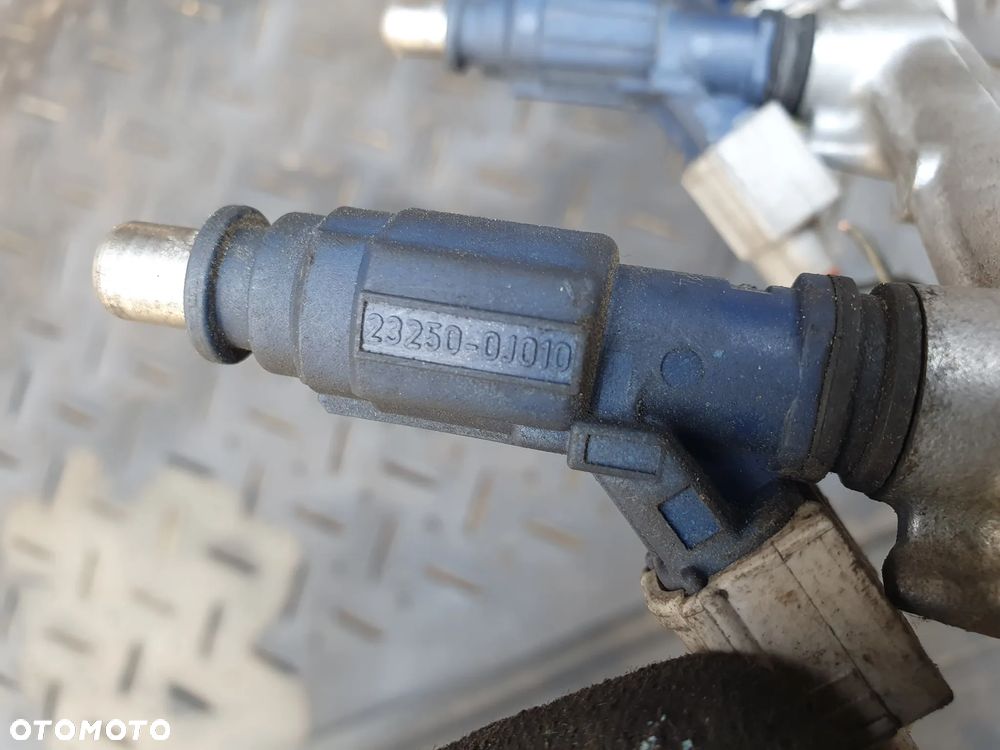TOYOTA YARIS I 1.0 LISTWA WTRYSKOWA WTRYSKI KOMPLET 4 SZT 23250-0J010 0280156067 POSIADAM 5 SZT - 3