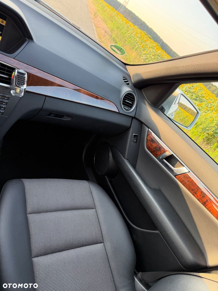 Mercedes-Benz Klasa C 180 BlueEFFICIENCY 7G-TRONIC Elegance - 17