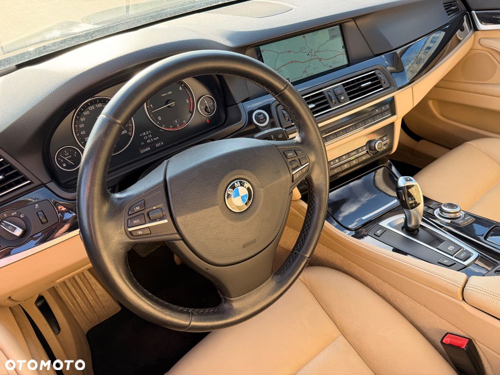 BMW Seria 5 525d Sport-Aut - 34