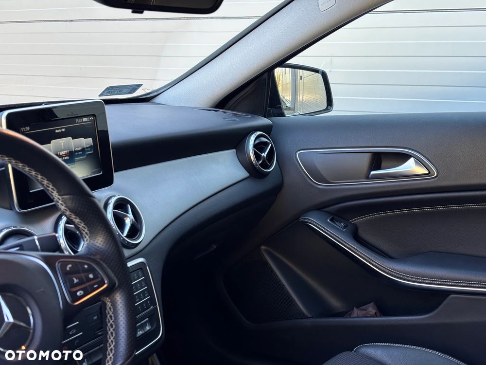 Mercedes-Benz GLA 200 7G-DCT Urban - 26