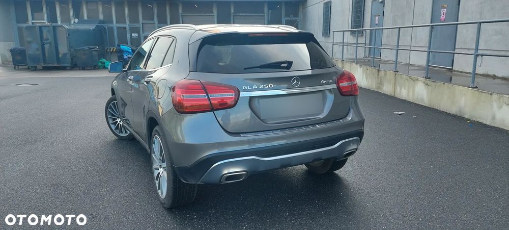 Mercedes-Benz GLA 250 4Matic 7G-DCT UrbanStyle Edition - 7