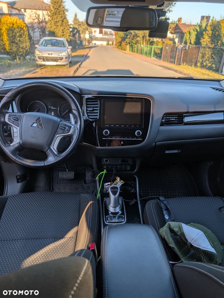 Mitsubishi Outlander - 2