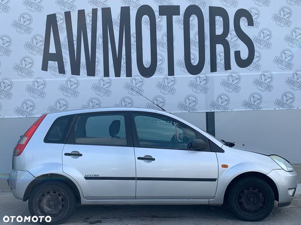 FORD FIESTA 2004 *SAMOCHÓD NA CZĘŚCI* 1534 MASKA, LAMPA, DRZWI, LUSTERKO, ZDERZAK, GRILL, BŁOTNIK, KLAPA, BELKA, DESKA, FOTELE, KANAPA, ĆWIARTKA KIEROWNICA, TARCZE, ZACISKI, ZAWIESZENIE, KOMPLETNY PRZÓD, KOMPLETNY TYŁ, LICZNIK, ZEGARY, PRAWE LEWE PRZÓD TYŁ - 1