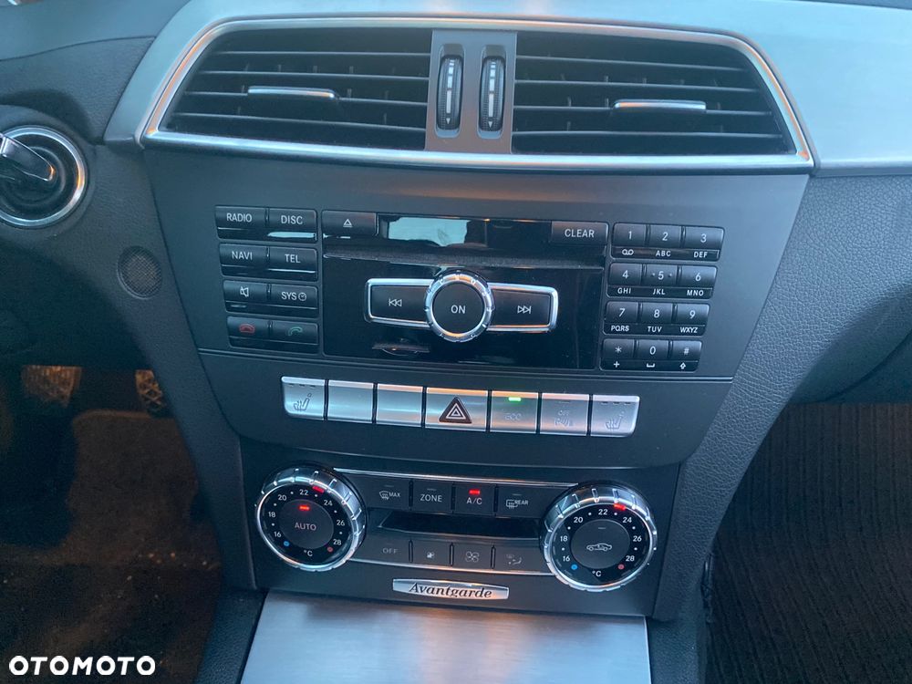 Mercedes-Benz Klasa C 180 CGI BlueEFFICIENCY Avantgarde - 35