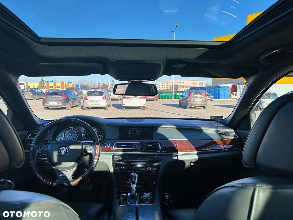 BMW Seria 7 750i - 12