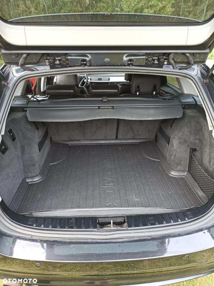 BMW Seria 3 318i Touring - 25
