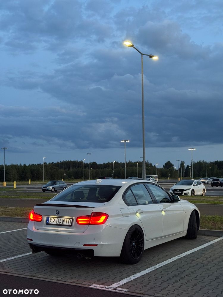 BMW Seria 3 320d DPF Edition Sport - 22