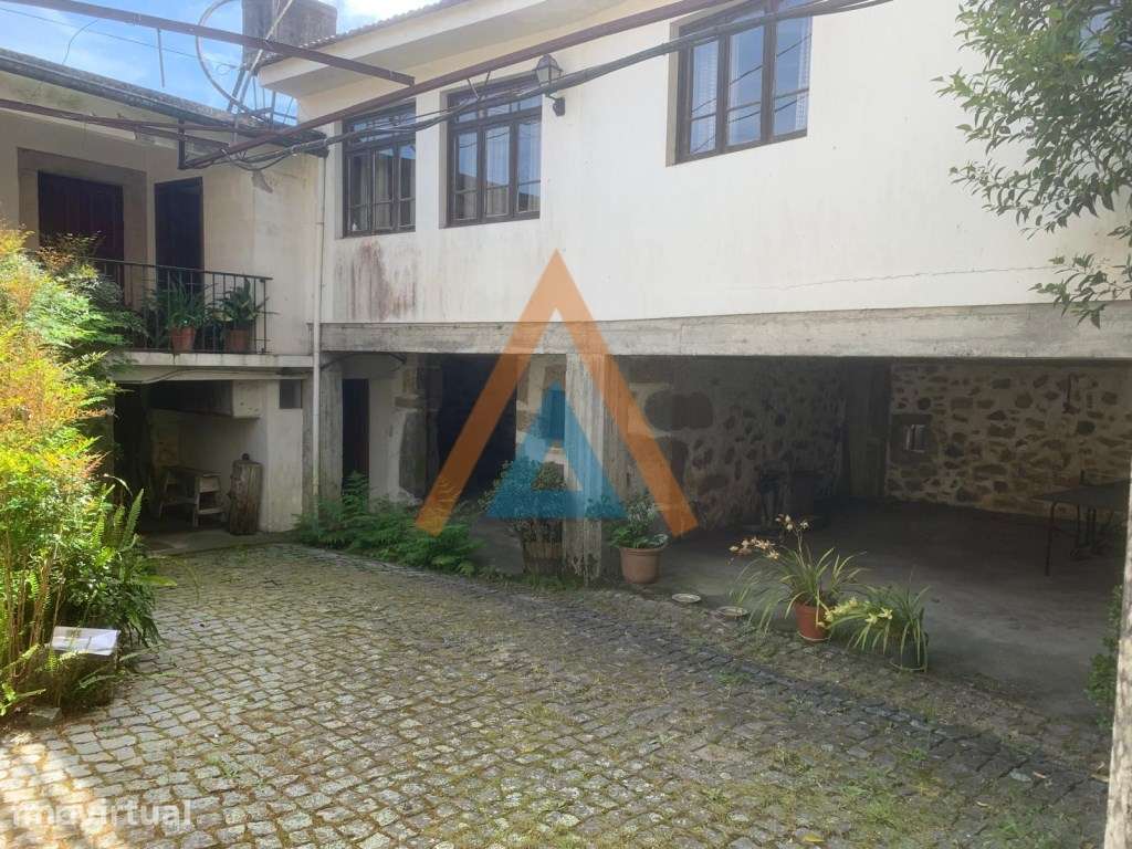 Não é apenas uma casa, são duas casas e muito terreno, zona sossega... - Grande imagem: 2/50