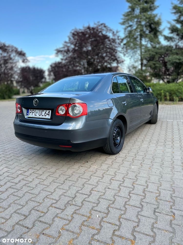 Volkswagen Jetta 1.6 TDI Comfortline - 10