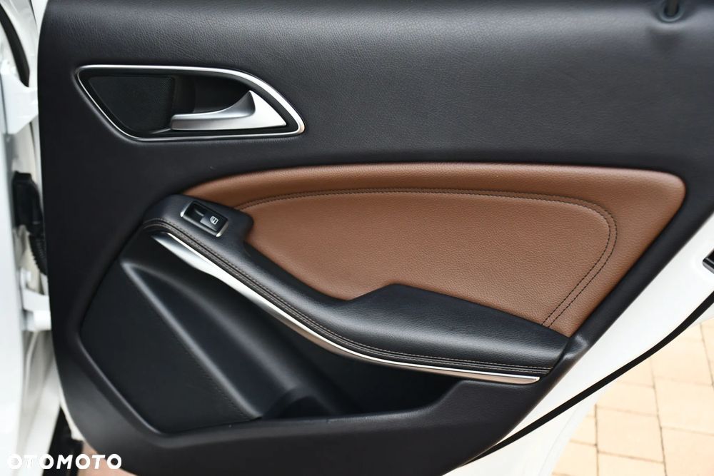 Mercedes-Benz GLA 250 4-Matic AMG Line - 23