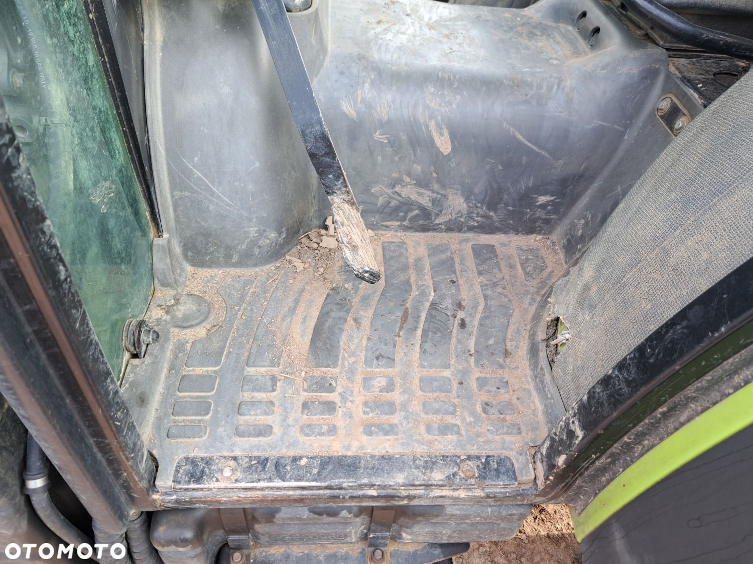Claas Nexos 240 F 4X4 - 11