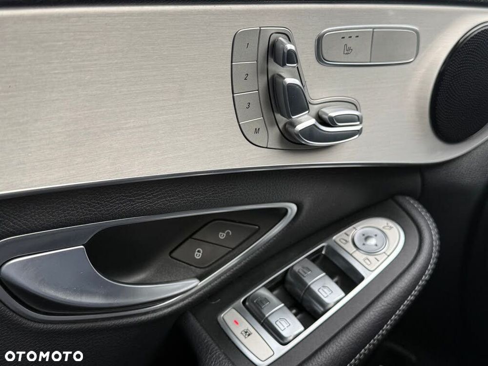 Mercedes-Benz Klasa C 300 4Matic 9G-TRONIC AMG Line - 22
