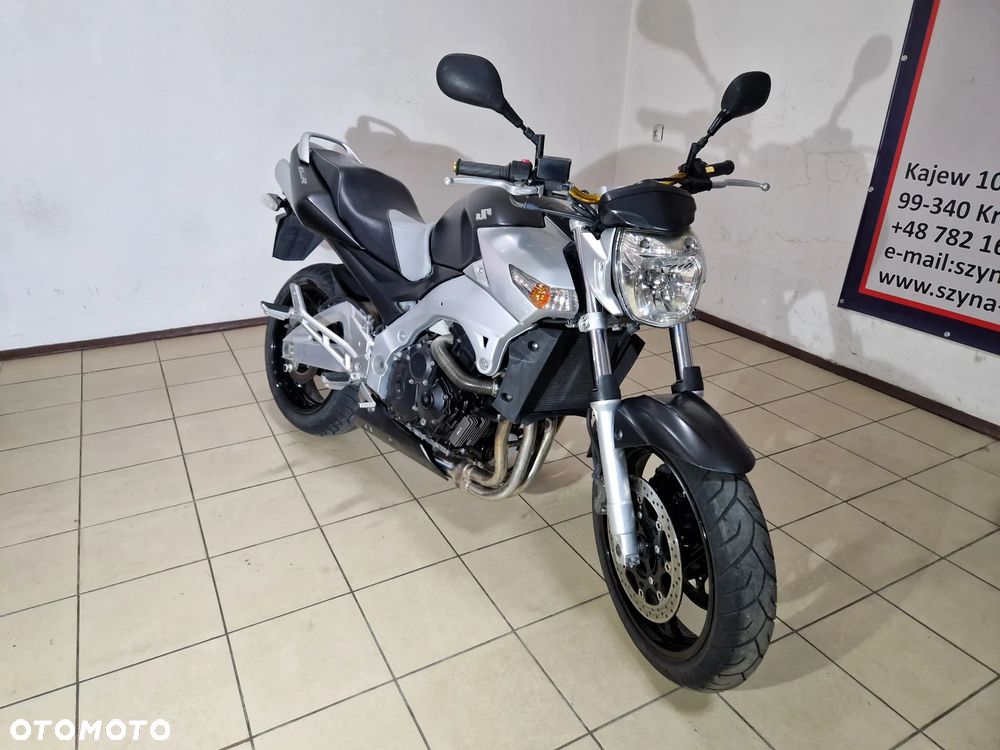 Suzuki GSR - 6