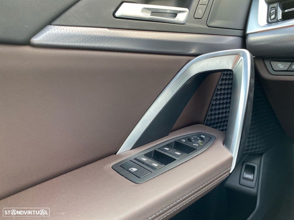 BMW iX1 eDrive20 Pack Desportivo M - 15