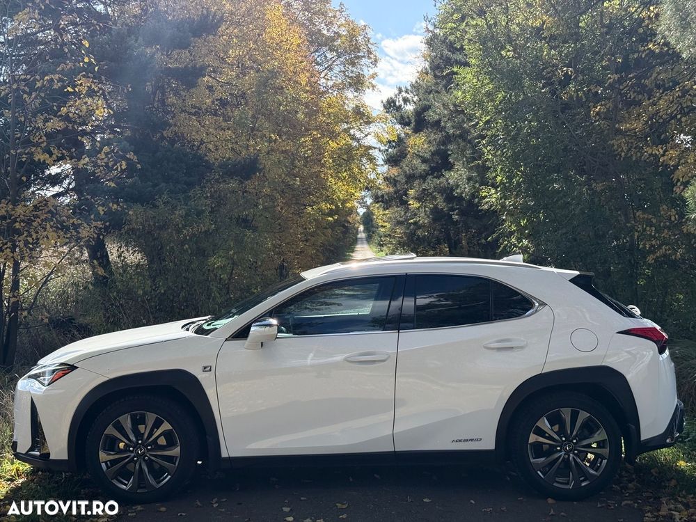 Lexus UX 250h (E-FOUR) F SPORT - 9