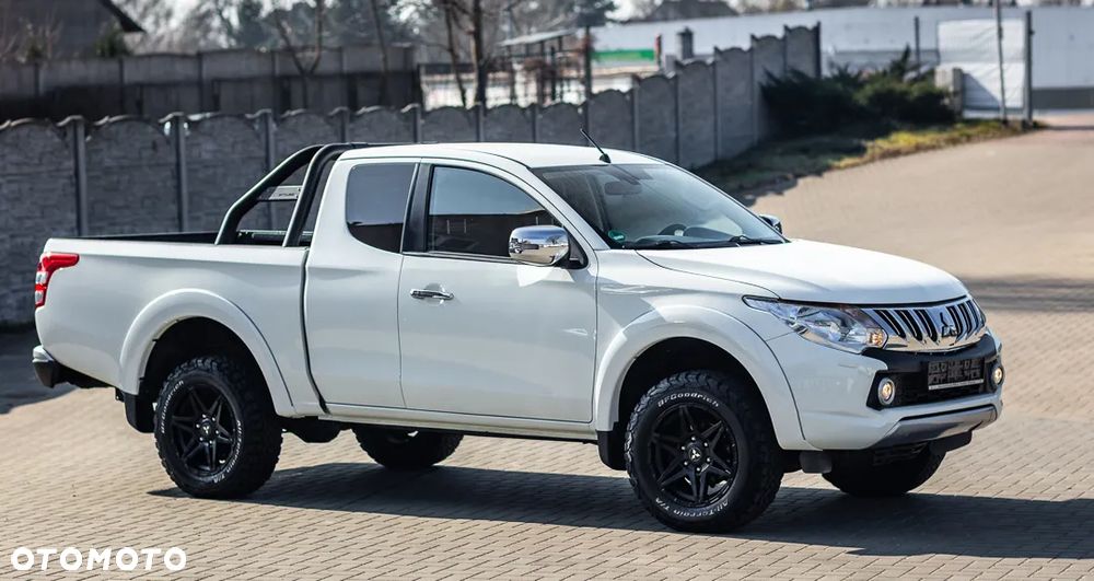 Mitsubishi L200 2.4 d DC Intense + - 9