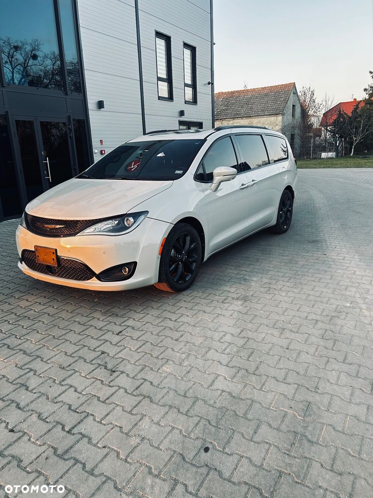 Chrysler Pacifica - 1