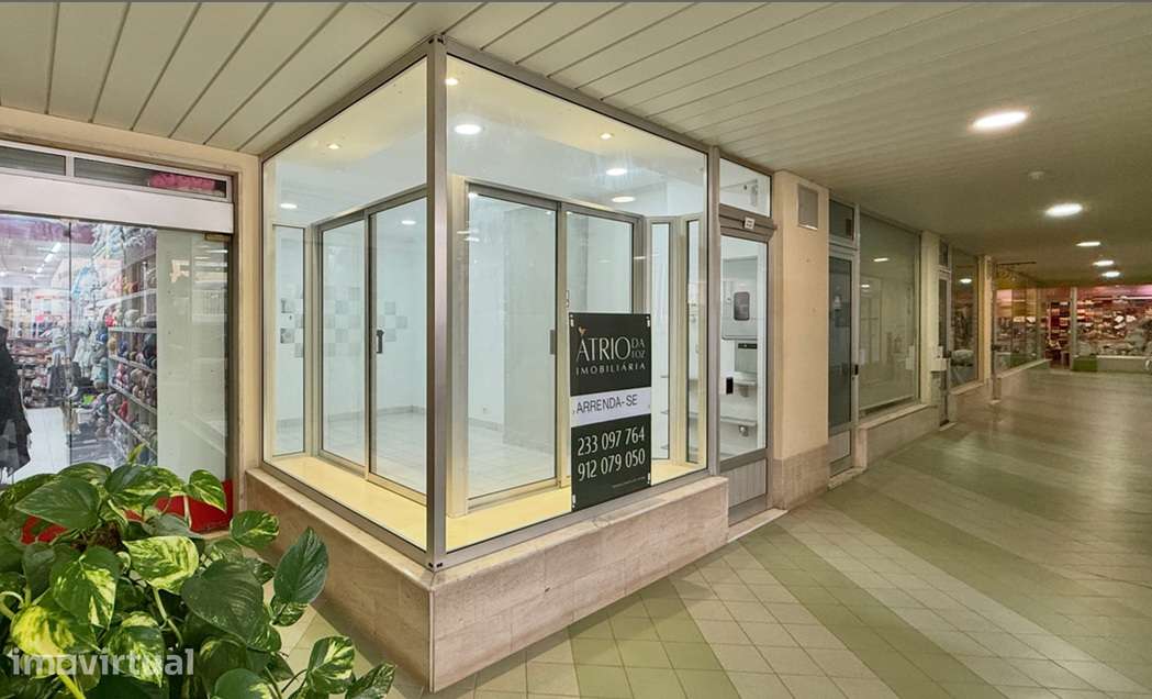 Espaço comercial situado na entrada principal do centro comercial. - Grande imagem: 3/6